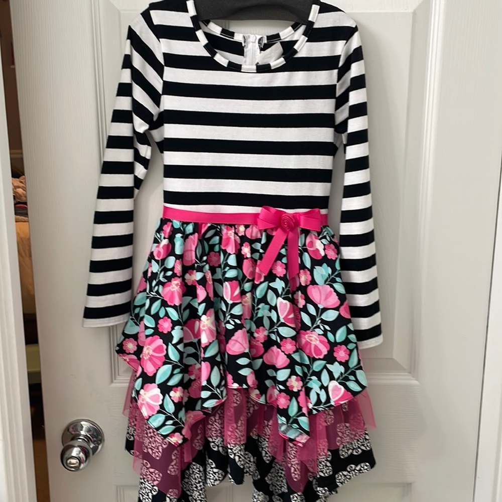 Counting Daisies girls size 7 whimsical dress with handkerchief hem.